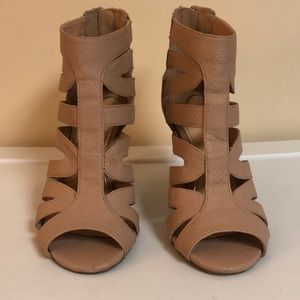 Jessica Simpson pumps